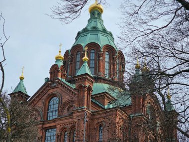Finlandiya, Helsinki - 11 Mart 2025: Helsinki şehrini kış günlerinde keşfetmek. Şehrin eski limanını geziyorum. Bulutlu gökyüzü Kuzey Denizi 'ne yansıyor.