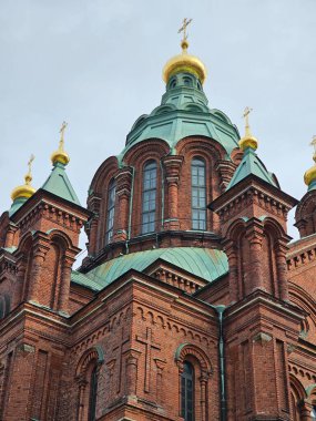 Finlandiya, Helsinki - 11 Mart 2025: Helsinki şehrini kış günlerinde keşfetmek. Şehrin eski limanını geziyorum. Bulutlu gökyüzü Kuzey Denizi 'ne yansıyor.