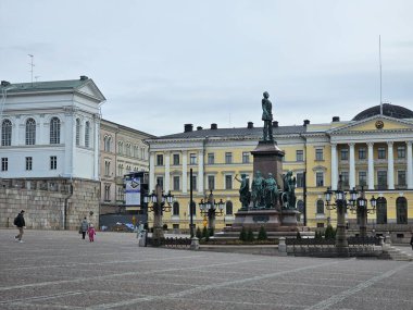Finlandiya, Helsinki - 11 Mart 2025: Helsinki şehrini kış günlerinde keşfetmek. Şehrin eski limanını geziyorum. Bulutlu gökyüzü Kuzey Denizi 'ne yansıyor.