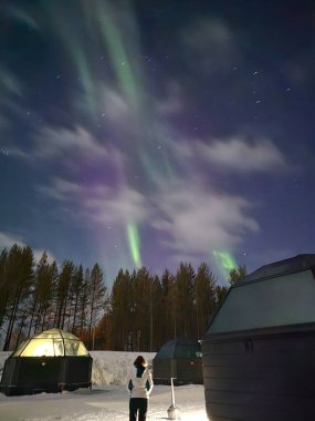 Laponya 'daki Aurora Borealis nefes kesici bir doğa olayıdır. Kutup gökyüzünü büyüleyici bir renk dansına dönüştürür. Yeşil, menekşe ve kırmızı parıltılı gökyüzü dalgaları unutulmaz bir manzara yaratıyor..