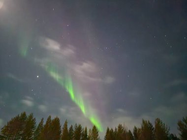 Laponya 'daki Aurora Borealis nefes kesici bir doğa olayıdır. Kutup gökyüzünü büyüleyici bir renk dansına dönüştürür. Yeşil, menekşe ve kırmızı parıltılı gökyüzü dalgaları unutulmaz bir manzara yaratıyor..