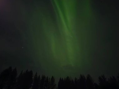Laponya 'daki Aurora Borealis nefes kesici bir doğa olayıdır. Kutup gökyüzünü büyüleyici bir renk dansına dönüştürür. Yeşil, menekşe ve kırmızı parıltılı gökyüzü dalgaları unutulmaz bir manzara yaratıyor..