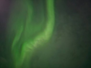 Laponya 'daki Aurora Borealis nefes kesici bir doğa olayıdır. Kutup gökyüzünü büyüleyici bir renk dansına dönüştürür. Yeşil, menekşe ve kırmızı parıltılı gökyüzü dalgaları unutulmaz bir manzara yaratıyor..