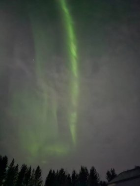 Laponya 'daki Aurora Borealis nefes kesici bir doğa olayıdır. Kutup gökyüzünü büyüleyici bir renk dansına dönüştürür. Yeşil, menekşe ve kırmızı parıltılı gökyüzü dalgaları unutulmaz bir manzara yaratıyor..