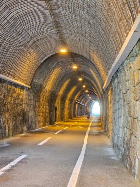 Taggia Arma, İtalya - 11 Mayıs 2025: İlkbaharda ligurian Riviera manzarasına panoramik manzara. Mavi denizin arka planında güzel bahar çiçekleri. İtalyan bahar günleri.