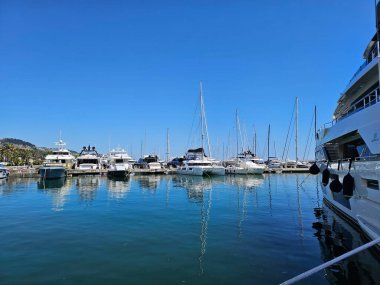 Taggia Arma, İtalya - 11 Mayıs 2025: İlkbaharda ligurian Riviera manzarasına panoramik manzara. Mavi denizin arka planında güzel bahar çiçekleri. İtalyan bahar günleri.