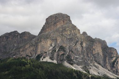 Trentino, İtalya - 29 Temmuz 2025: Piz Boe 'nun görkemli panoramik manzarası ve çevreleyen Dolomite tepeleri, yemyeşil vadiler ve açık mavi bir gökyüzü altında dağınık kar. Boe Gölü 'ne güzel bir manzara, ve su üzerinde gökyüzü yansıması..