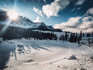 Kışın Carezza Gölü 'nün güzel manzarası