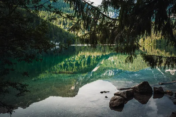 Tovel Gölü 'nün güzel manzarası