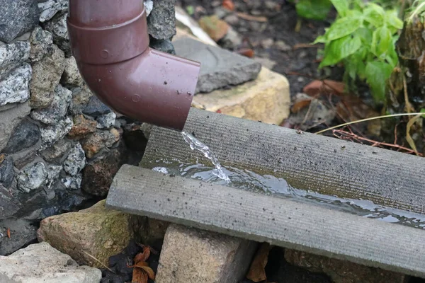 Woda Deszczowa Wypływa Rury Ściekowej System Rynny Dachowej Wiejskim Domu — Zdjęcie stockowe