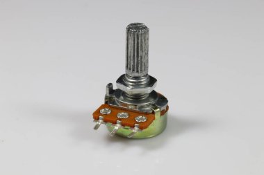 Tokmağı olmayan bir potansiyel ölçer. Değişken direniş. Elektronik bileşenler.