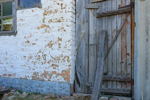 Μια Παλιά Πόρτα Φτιαγμένη Από Σανίδες Ασφαλίζεται Ένα Ραβδί — Φωτογραφία Αρχείου