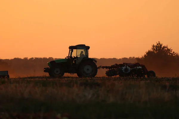 Tractor Con Equipo Agrícola Contexto Puesta Del Sol Agricultura Ucrania — Foto de Stock