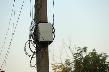 İnternet hattı için bağlantı kutusu. İnternet için optik kablo. Köyde internet.