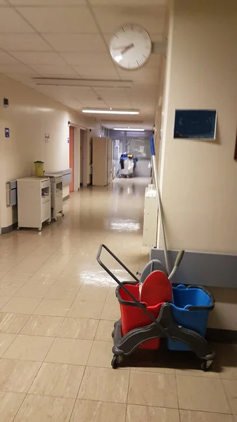 Cama Hospitalar Corredor Cama Paciente Quarto Patológico Clínica Limpa Esfregona — Fotografia de Stock