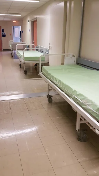 病院ベッド廊下ベッド患者室病理クリニック — ストック写真