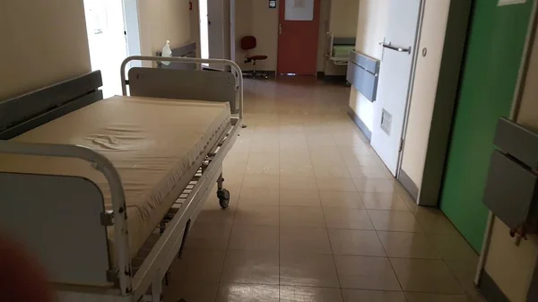 Cama Hospitalar Corredor Cama Paciente Quarto Clínica Patológica — Fotografia de Stock