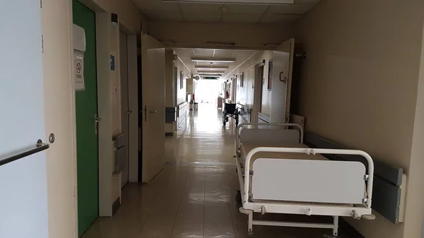 病院ベッド廊下ベッド患者室病理クリニック — ストック写真