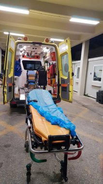 Ambulans acil sedyesi hasta vagonu koridoru