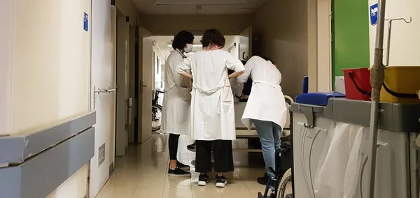 病院の医師は白い制服グループと協力して — ストック写真