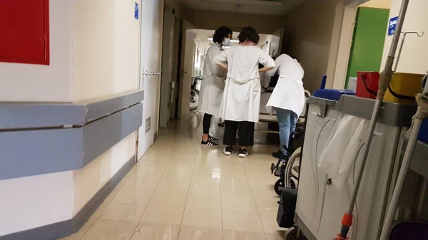 Hastane Doktorları Beyaz Üniforma Grubuyla Birlikte Çalışıyor — Stok fotoğraf