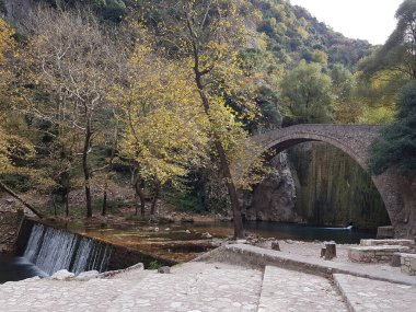 Paleokarya 'nın kemerli köprüsü trikala mükemmelliğinde Yunan sonbahar renk şelaleleri 