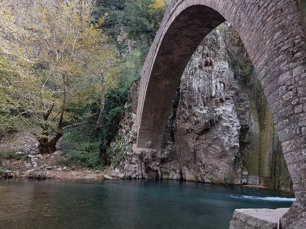 Τοξωτή Γέφυρα Palaiokarya Στην Trikala Perfecture Greece Φθινόπωρο Χρώματα Καταρράκτες — Φωτογραφία Αρχείου