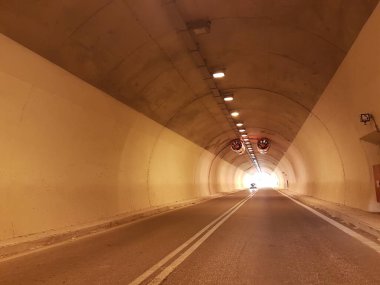 Tünel yol arabası arka plan için karayolu trafiğini aydınlatıyor