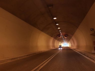 Tünel yol arabası arka plan için karayolu trafiğini aydınlatıyor