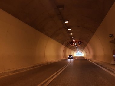 Tünel yol arabası arka plan için karayolu trafiğini aydınlatıyor