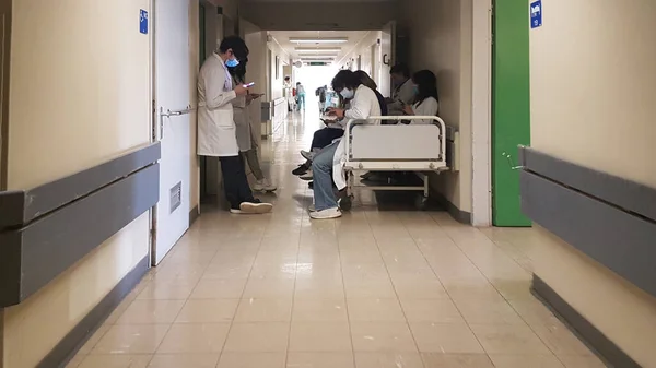 Γιατρός Φοιτητής Στο Νοσοκομείο Διάδρομο Νοσοκόμα Υγρό Πάτωμα Υπογράψει — Φωτογραφία Αρχείου