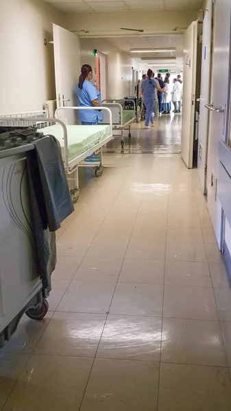 Estudante Médicos Corredor Hospitalar Enfermeira Piso Molhado Sinal — Fotografia de Stock