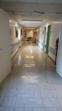 Hastane koridoru pencereleri arka plan tıbbı için banklar