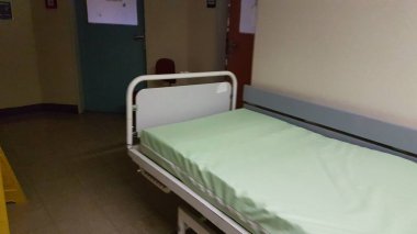 Hastane koridoru pencereleri arka plan tıbbı için banklar