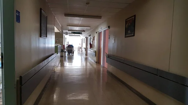Banchi Delle Porte Delle Finestre Del Corridoio Dell Ospedale Medicina — Foto Stock