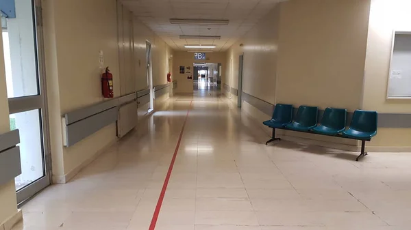 Sjukhus Korridor Fönster Dörrar Bänkar För Bakgrundsmedicin — Stockfoto