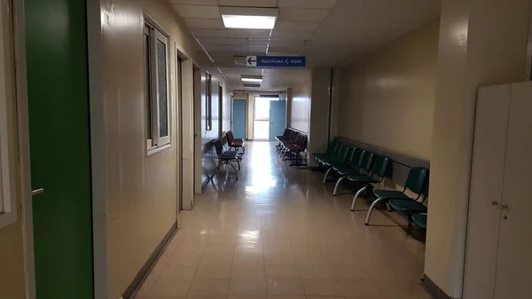 Hospital Corredor Janelas Portas Bancos Para Medicina Fundo — Fotografia de Stock