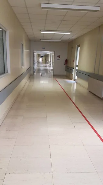 Hospital Pasillo Ventanas Puertas Bancos Para Medicina Fondo —  Fotos de Stock