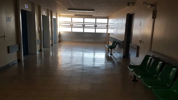 Hospital Pasillo Ventanas Puertas Bancos Para Medicina Fondo — Foto de Stock