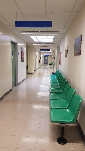 Hospital Pasillo Ventanas Puertas Bancos Para Medicina Fondo —  Fotos de Stock