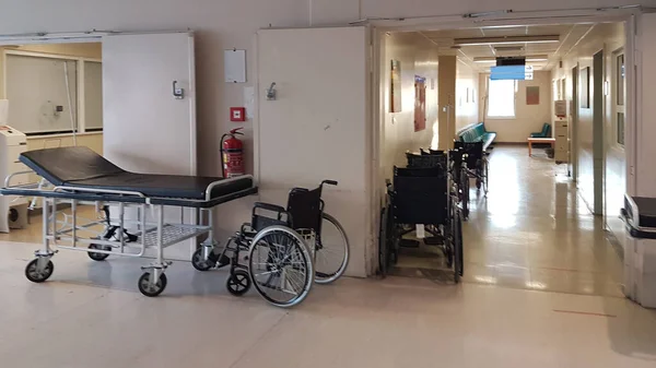 Hospital Corredor Janelas Portas Bancos Para Medicina Fundo — Fotografia de Stock
