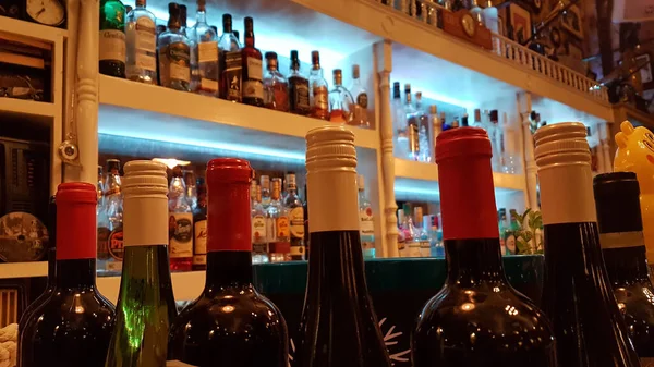 Bebidas Garrafas Bar Garrafa Com Luzes Muitas Cores Noite Para — Fotografia de Stock
