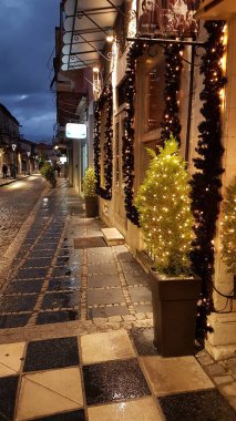 İoannina 'daki Xmas sezonunun sokak kafesi. Yunanistan. Masaları aydınlatıyor. 