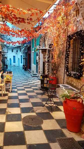 Kerstmis Seizoen Straat Cafe Ioannina Stad Griekenland Licht Tafels Stoelen — Stockfoto