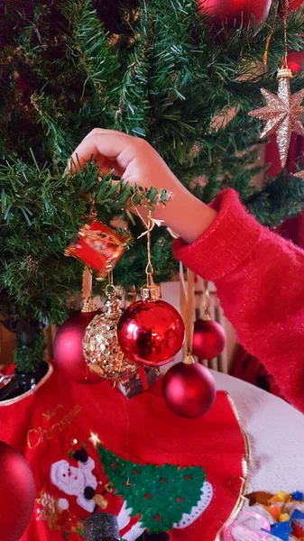 Weihnachten Weihnachtsbaumschmuck Finger Hand Festlich Hintergrund — Stockfoto