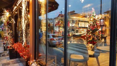 Lüks odada Noel ağacı. Aralık dekorasyon arka planında ışıklar var. 