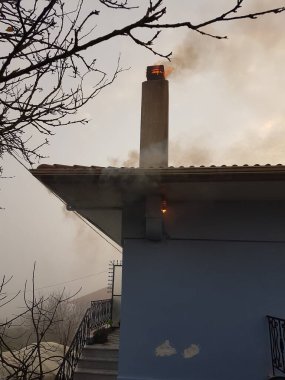 Kış mevsiminde şöminede yanan ateş dumanı