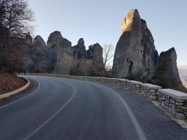 Kalampaka 'daki meteora manastırı. Yüksek manzaralı kayalıklardaki Yunan ortodoks kiliseleri.