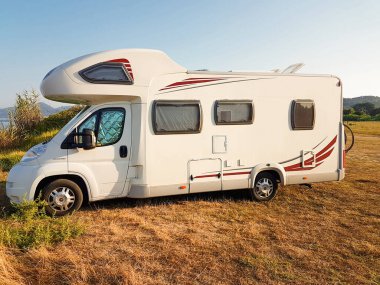 Yaz tatilinde deniz kenarındaki karavan turizmi.