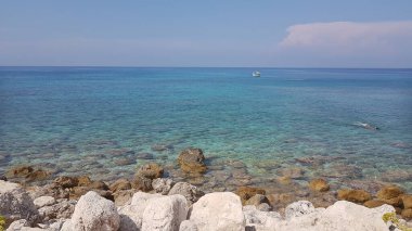 Agios nikitas turistik tatil beldesi Lefkada 'da yaz güneşli bir günde.